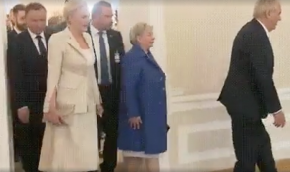 Hrne se do dveří, jako když jsou ve školní jídelně řízky