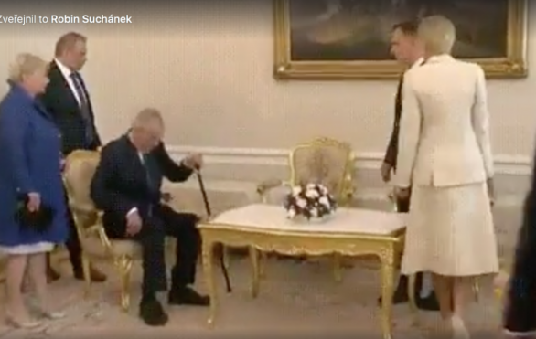 Sedá si, i když dámy ještě stojí...