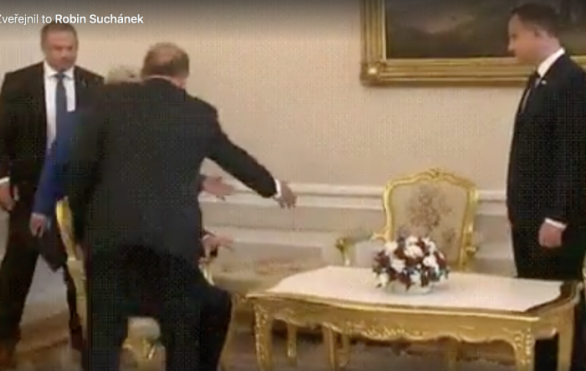 Protokolář burana zvedá, protože si sedl na nesprávné mésto...