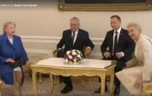 Obě dámy usedají až po hulvátovi. Bonton dostává na frak.