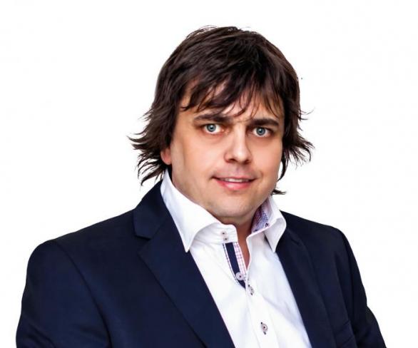 Míla má svou klec čistou a hezky uklizenou. Tomio se o něho stará hezky.