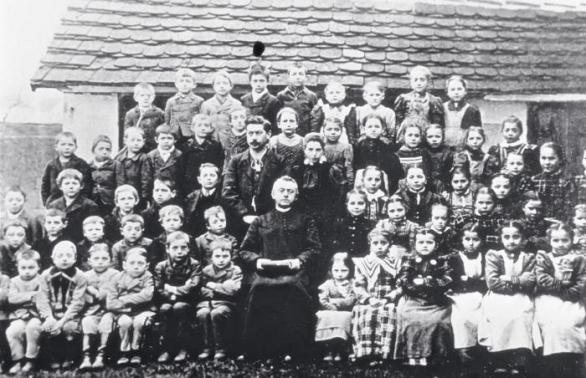 Třetí zleva ve spodní řadě