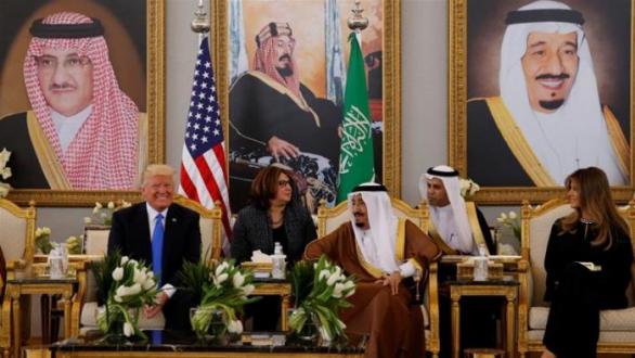 Je Trump rasista, nebo ne? Podle jedněch nenávidí muslimy, ale na druhou stranu se přátelí s vrcholnými představiteli nejmocnější muslimské země světa. Jak to tedy je?