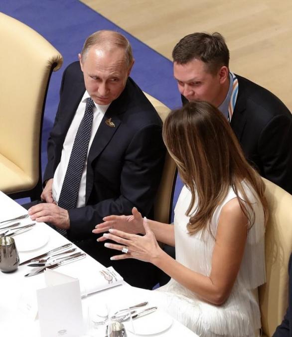 Putin si u veřeře v němčině notoval s Melanií Trumpovou. Copak si asi řekli?