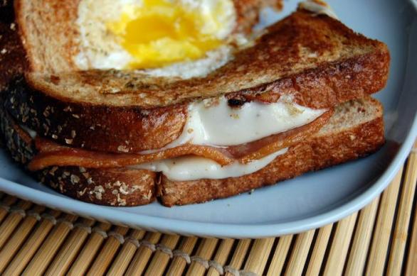 Do tohoto ranního sendviče se hodí i slanina se sýrem
