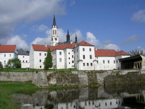 Klášter s živými mnichy uvnitř