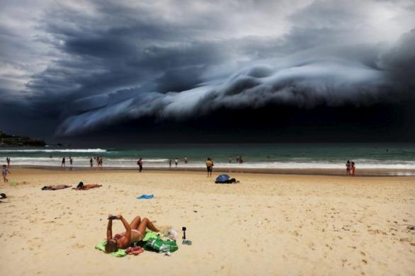 Mraky se kumulují nad Bondi Beach v australském Sydney. (Rohan Kelly, Austrálie)