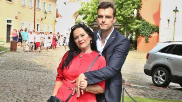 Pár ještě v době, kdy se zamilovaně nechal fotit s davem komparzistů v pozadí