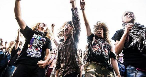Přehřátí metalisté v úmorných vedrech z posledních sil natahují ruce pro doušek vychlazené vody z pítka
