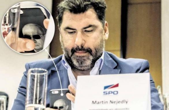 Důvodem, proč je Miloš Zeman pro Bílý dům nepřijatelný, je jeho poradce Martin Nejedlý, který má až moc blízko k Vladimíru Putinovi.