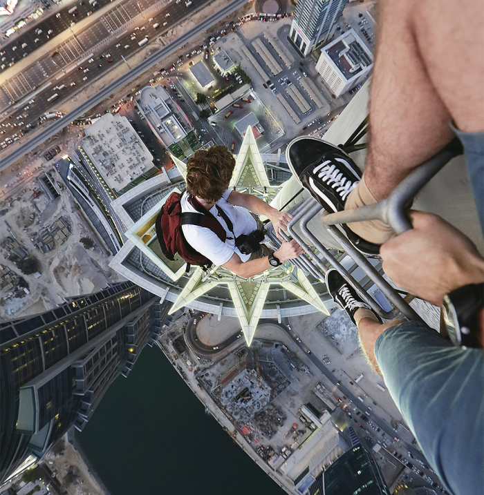 Rusové Vadim Makorov a Vitalij Raskalov se věnují tzv. city climbingu. Vylezli třeba na rozestavěný čínský mrakodrap Shangai Tower. Samozřejmě se zrcadlovkou na krku.