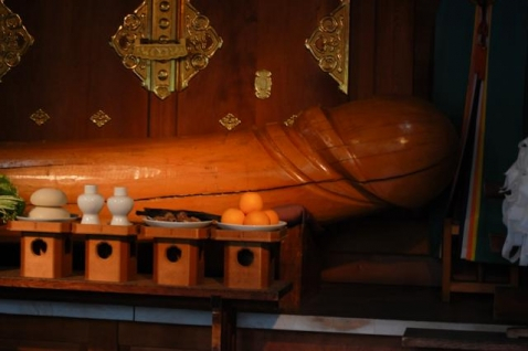 Obří dřevěný penis, před kterým se chodí Japonci poklonit