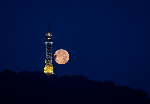 Takhle nějak bych to asi vyfotil, kdybych se díval z Vinohrad směrem na západ někdy nad ránem, ovšem muselo by to být na jaře nebo na podzim. Ale atmosféru úplňku ve velkoměstě to ilustruje hezky.