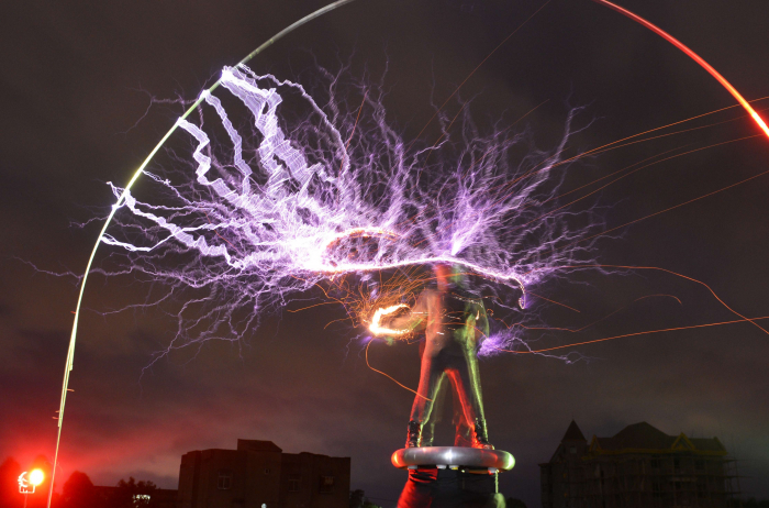 Dálkový přenos energie popsal Nikola Tesla už v roce 1891. Teď se na tomto principu budou dobíjet telefony