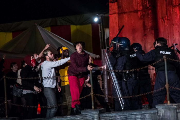 Pussy Riot a jejich inscenované boje uprchlíků s policí. 