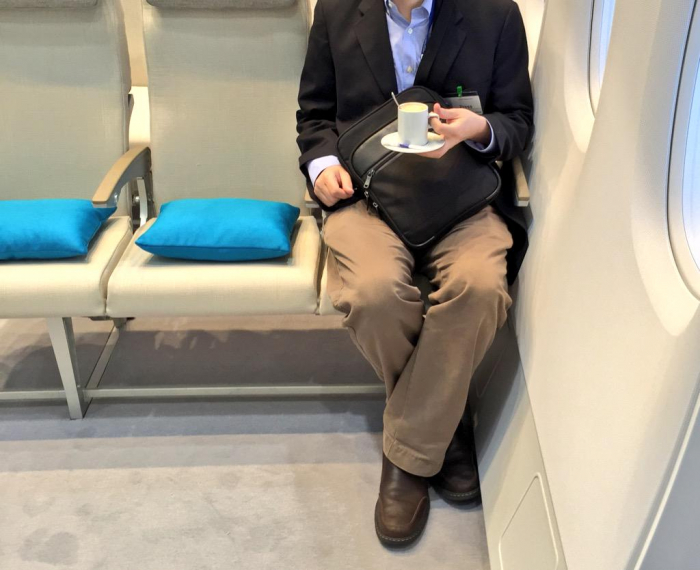 Úspory místa Airbus dosáhne zmenšením sedadel u oken. Dřív tam chtěl sedět každý, ale odteď to bude &quot;Černý Petr&quot;