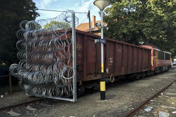 Pro zvídavé – jedná se o vagon řady Es, asi jeden z neojbvyklejších nákladních vagonů vůbec, který se po tratích prohání už půl století. Přepravuje volně ložené sypké nebo kusové zboží, které nevyžaduje zakrytý prostor a ochranu před povětrnostními vlivy.