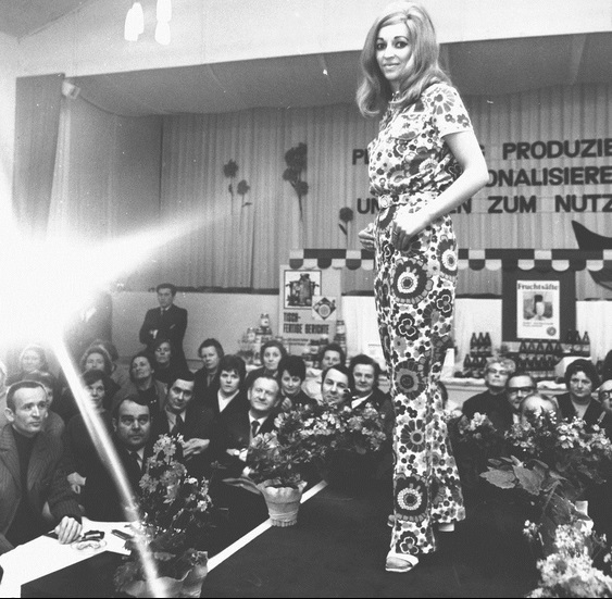 Dederonový overal na módní přehlídce v NDR roku 1972