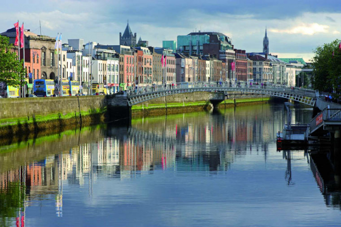 Jeden z ikonických dublinských pohledů: Ha&#039;penny Bridge přes Liffey