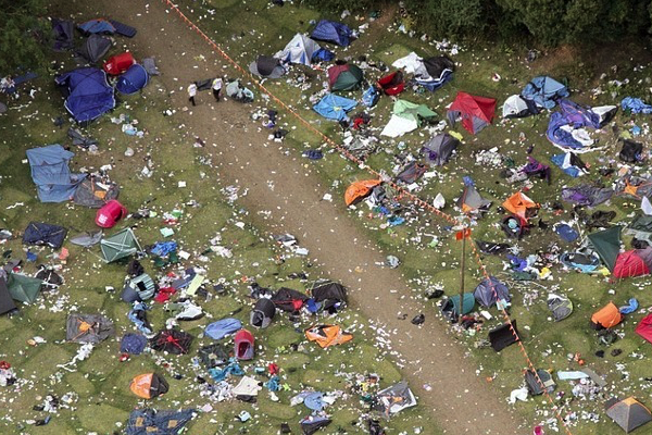 Dokonalá symbióza muziky a přírody na britském festivalu Electric Fields. Člověk, co jen utíká před válkou, by si po sobě snad mohl sebrat vajgl. Po někom, komu právě dojel třídenní trip, to ale přeci chtít nemůžete, to snad dá rozum.