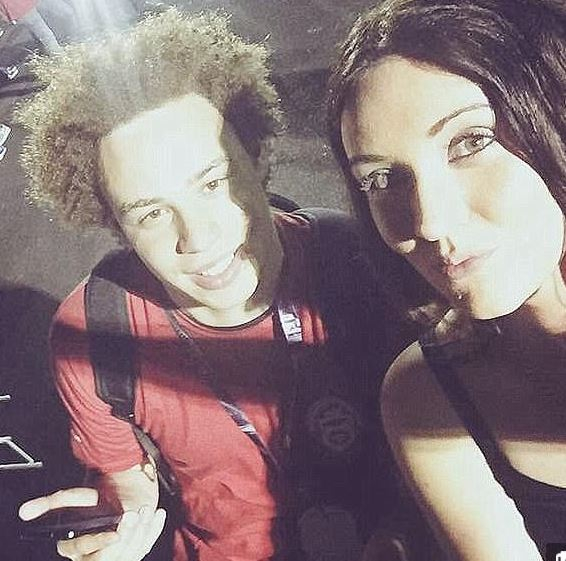 Marcus není úplně typický ajťák. Kromě surfování miluje párty s kamarády a pojídání pizzy.
