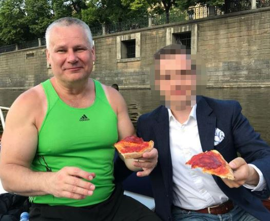 Na každém kroku Kajínka někdo fotí a ani najíst se v klidu nemůže. Když už se nají, musí všem odpovídat, co si dal a jak mu to chutnalo.