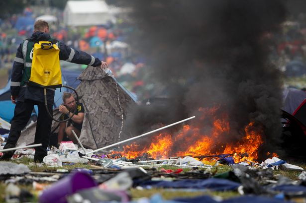 Festival Leeds. Nový trend oblíbený i mezi českými fanoušky – nebalit a nesbírat věci, ale zapálit je. Šetří to přírodu a ještě to má úžasné aroma.