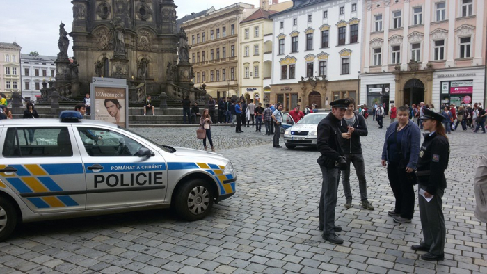 Místo činu nevypadá, že se na něm odehrál &quot;brutální útok.&quot; Žádná krev ani kusy končetin. &quot;Zdemolovaný&quot; stánek bohužel aktivisté zapomněli vyfotit.