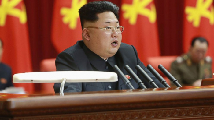 Kim Čong Un a jeho rockabilly účes à la 50s.