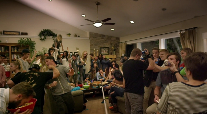 Větší party = větší selfie = větší tyč na selfie = větší party