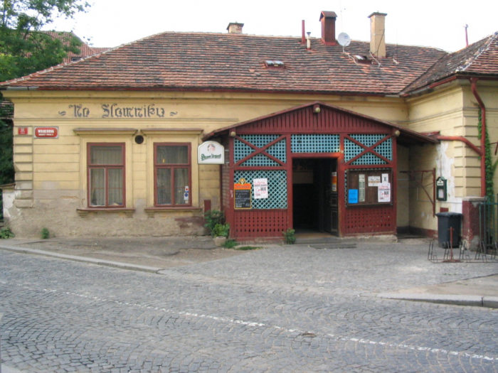 Název Slamník odkazuje ke staré krejčovské tradici, kdy se v úterý po velikonocích neslo na bidle plátno vycpané slámou nebo senem.