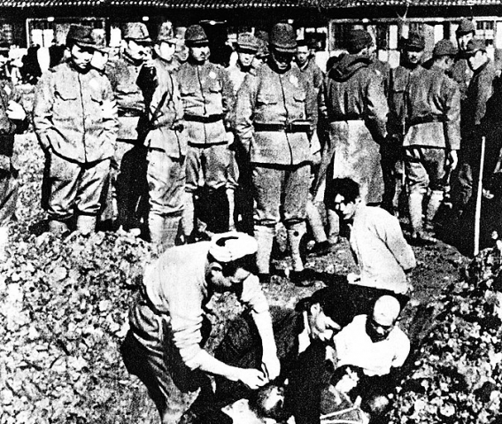Čínští civilisté jsou pohřbíváni zaživa