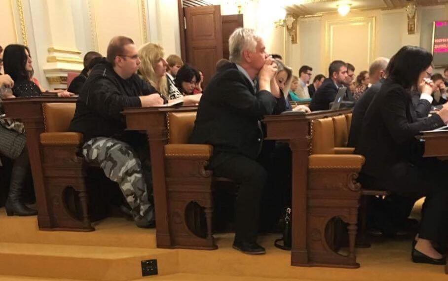 Muž, který přišel do Poslanecké sněmovny ČR v maskáčích, nedal českému národu pár dní spát.