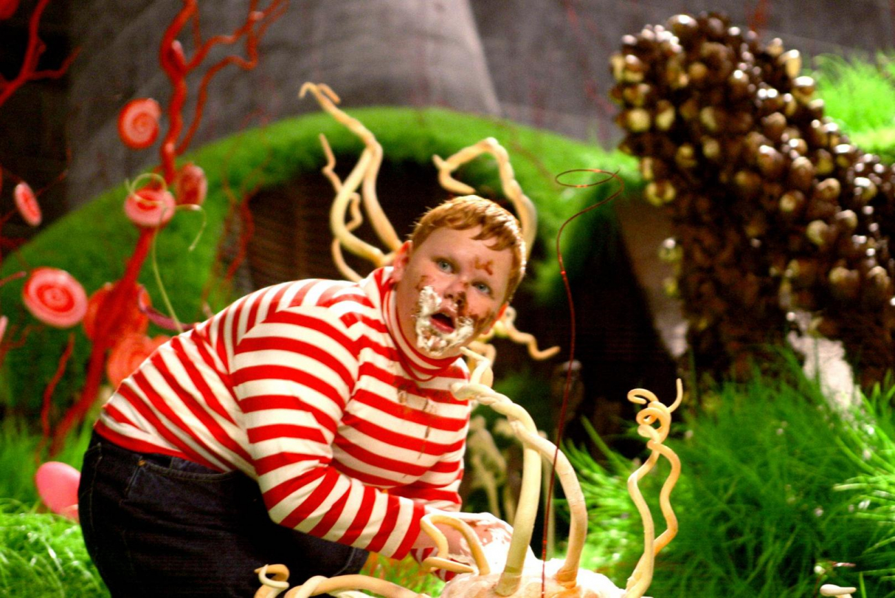 Karlík a továrna na čokoládu (2005) - Autor knižní předlohy Roald Dahl byl až do své smrti proti natočení filmu, jelikož se mu verze filmu z roku 1971 nelíbila. 6 let po jeho smrti však vdova po Dahlovi práva na film hollywoodským producentům prodala. 