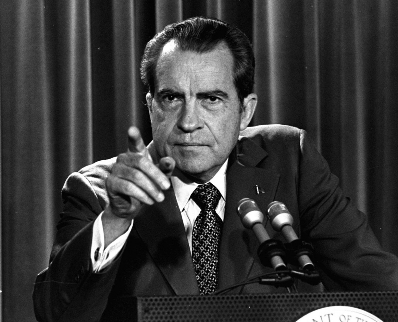 37. prezident USA RIchard Nixon je dodnes jediným americkým prezidentem, který na svou funkci dobrovolně rezignoval. Ačkoliv dobrovolně je možná silné slovo.