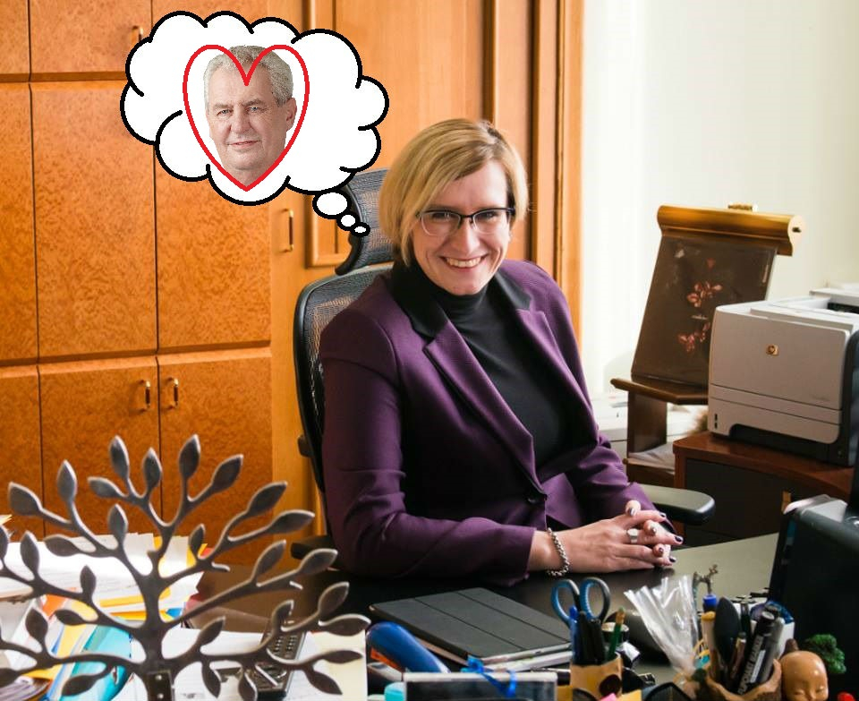 Karla Šlechtová je příkladnou členkou vlády. Má ráda jak svého premiéra, tak svého prezidenta. V druhém z nich dokonce vidí to, co ostatní nikoliv.