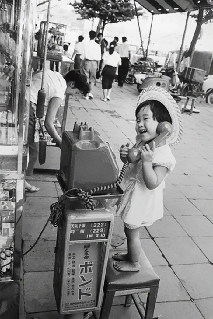 Japonsko 1958. Také máte takovou radost, když telefonujete?