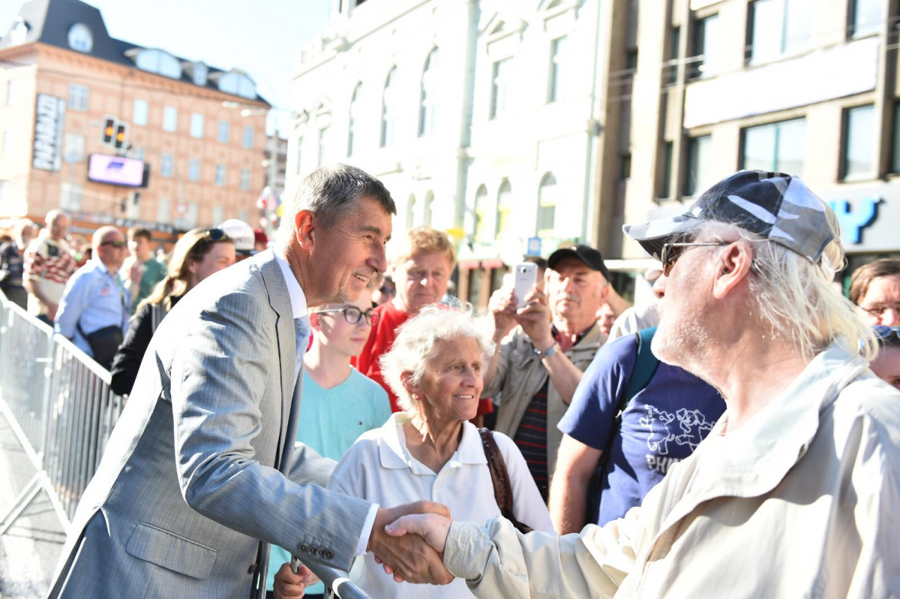 Andrej mezi lidmi. I tam na něho číhá kampaň