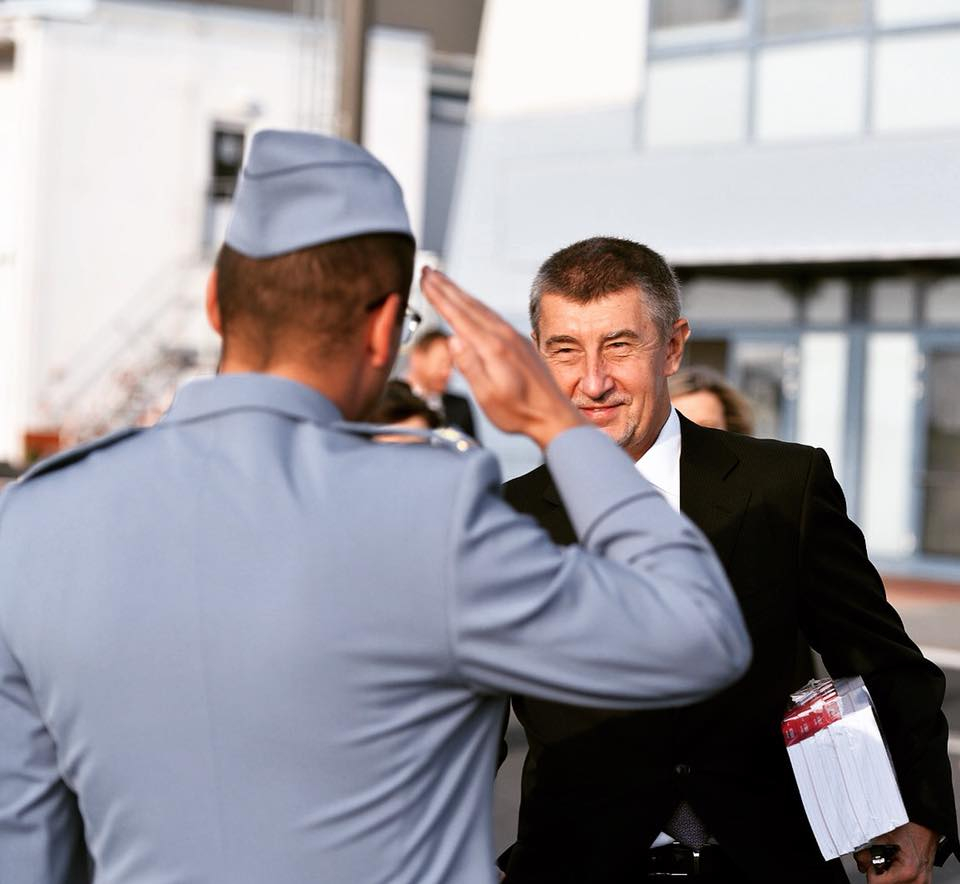 Andrej Babiš (ten čelem do objektivu)