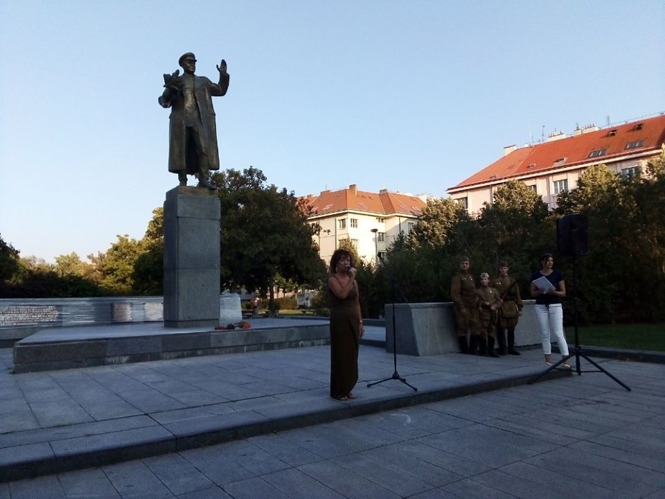 Z akce slavnostního odhalení nové desky.