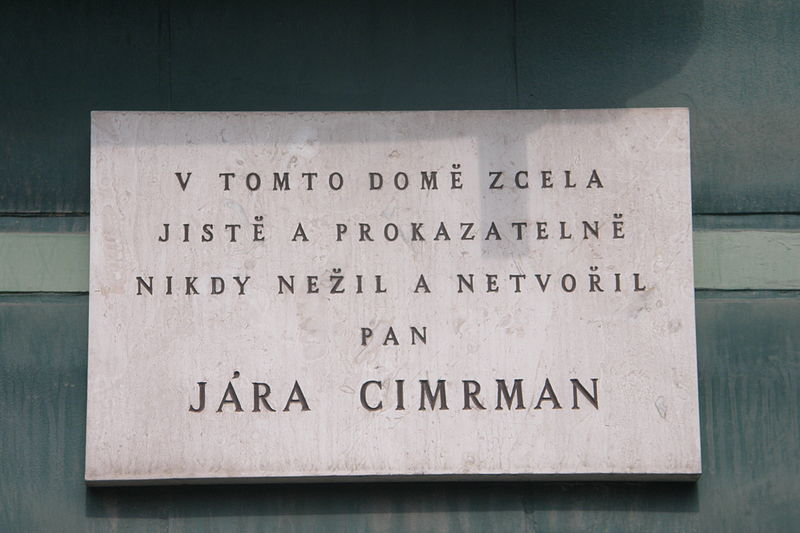 Cedule na domě, ve kterém Jára Cimrman nikdy nežil.