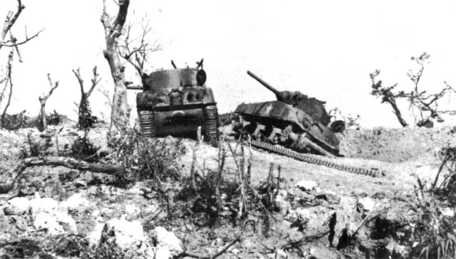 Dva americké tanky M4 Sherman vyřazené z bojů japonským dělostřelectvem.