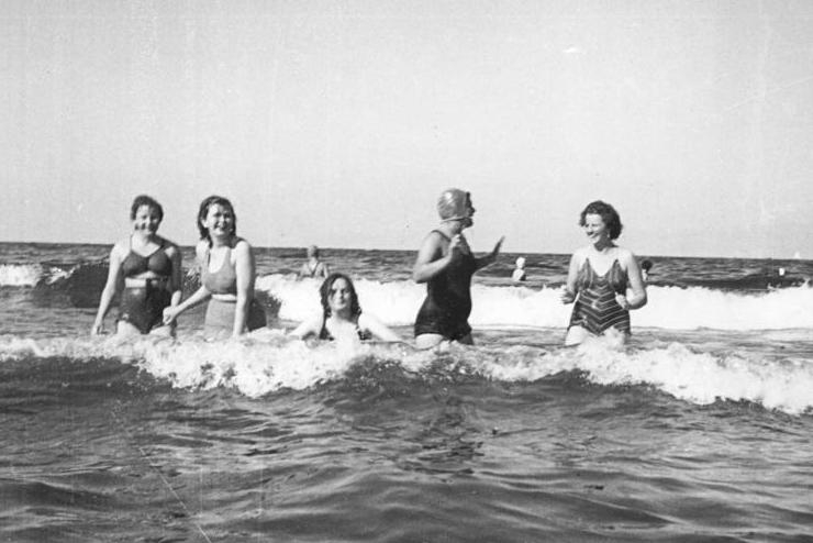 Ahlbeck 1952. Dovádění ve vlnách Baltského moře u pobřeží ostrova Usedom.