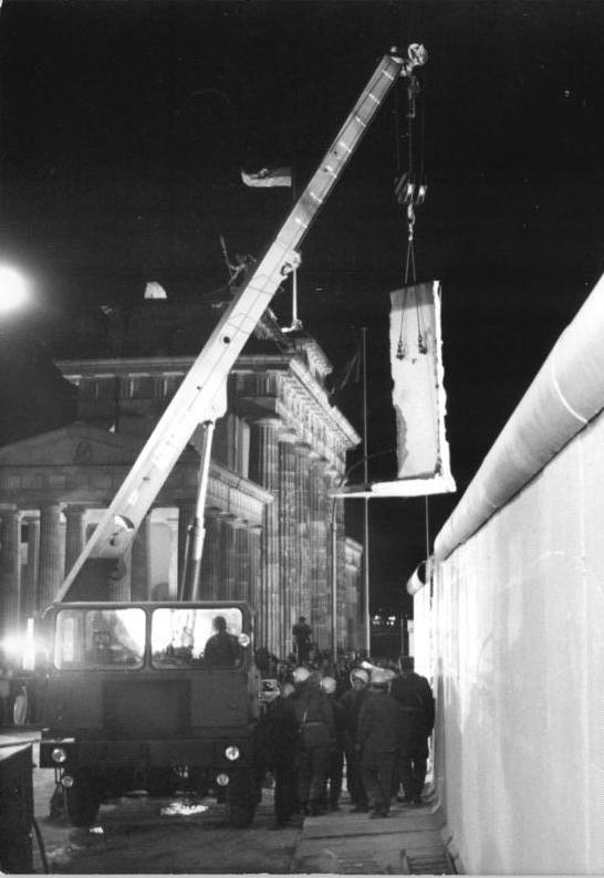 Demontáž Berlínské zdi u Braniborské brány v prosinci 1989.