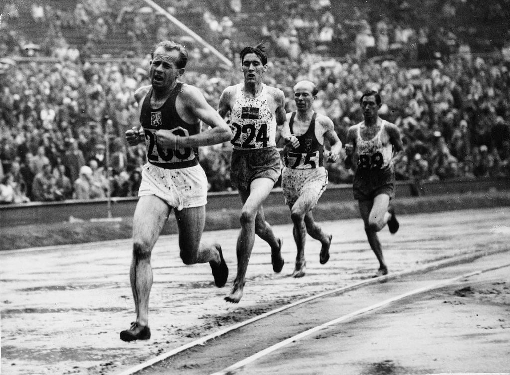 Emil Zátopek při běhu na 5000 metrů na olympiádě v Londýně (1948). Stíhá ho švédský atlet Erik Ahldén.