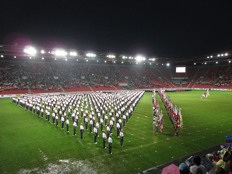 Formace cvičenců během zahajovacího ceremoniálu XV. všesokolského sletu v roce 2012