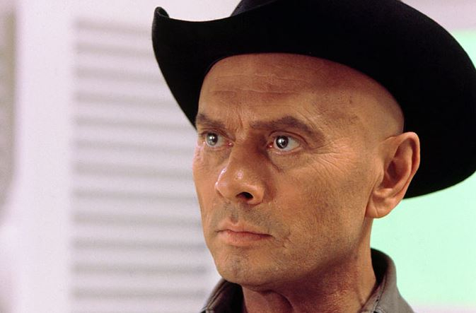 Yul Brynner v jedné ze svých posledních rolí. Film Futureworld (1976).