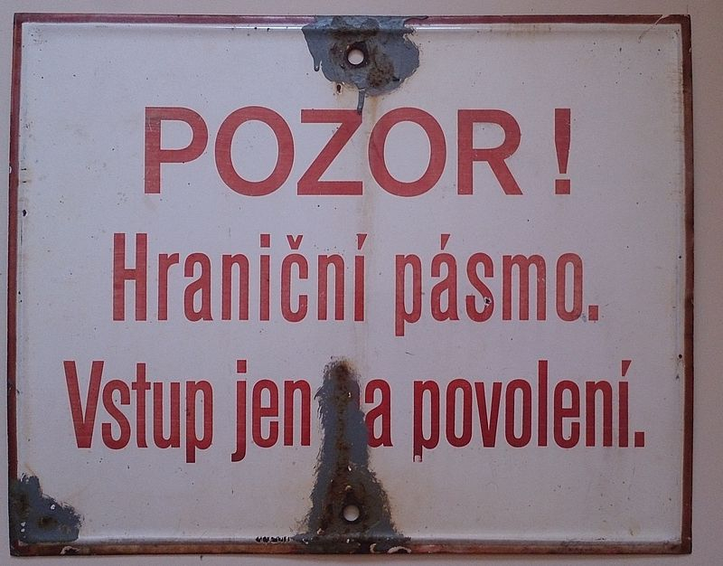 Cedule z počátku 80. let informující o vstupu do hraničního pásma. 