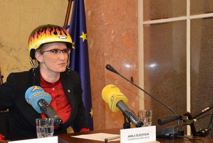 Ministryně obrany má v kanceláři tlačítko 