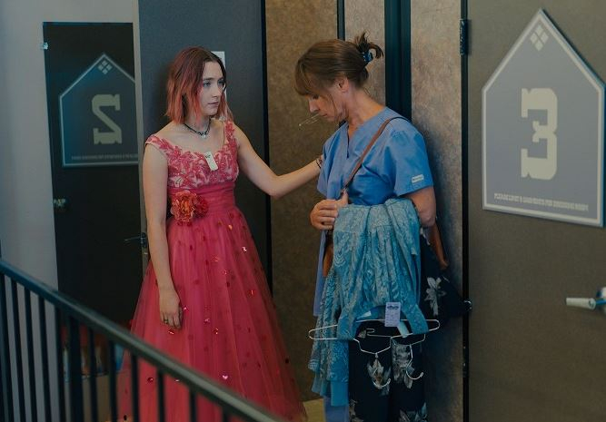 Lady Bird vypráví o holce ze zapadákova, která se snaží dospět a přežít přitom svou matku.